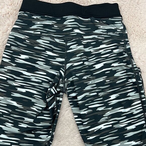 Nike dri fit women’s XS Capri length leggings - Picture 3 of 6